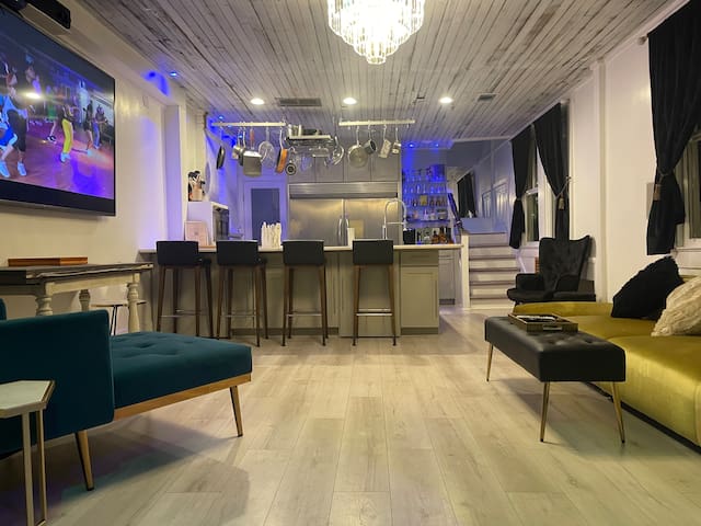 Sweet White Penthouse ,MagazineSt HOT TUB