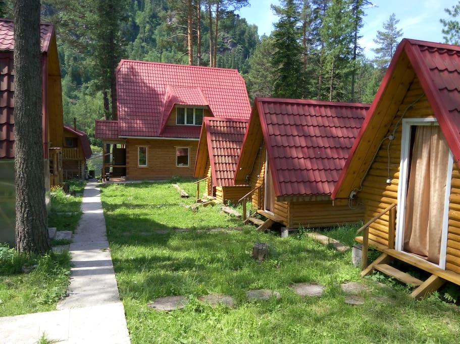 Три летних домика