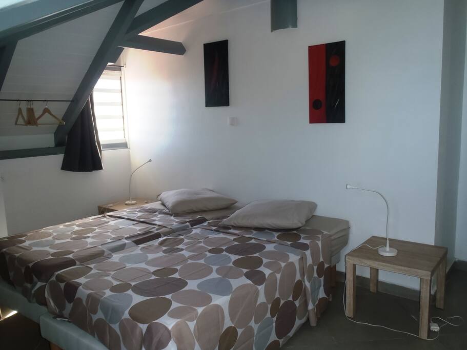 UNE CHAMBRE CLIMATISEE AVEC 2 LITS EN 90 CM