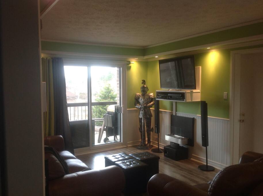 Salon avec balcon extérieur vu sur jardin