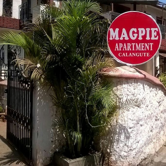 Main gate to Magpie Apartment.