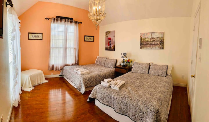 Quarto #3 no andar de cima com cama de casal.
