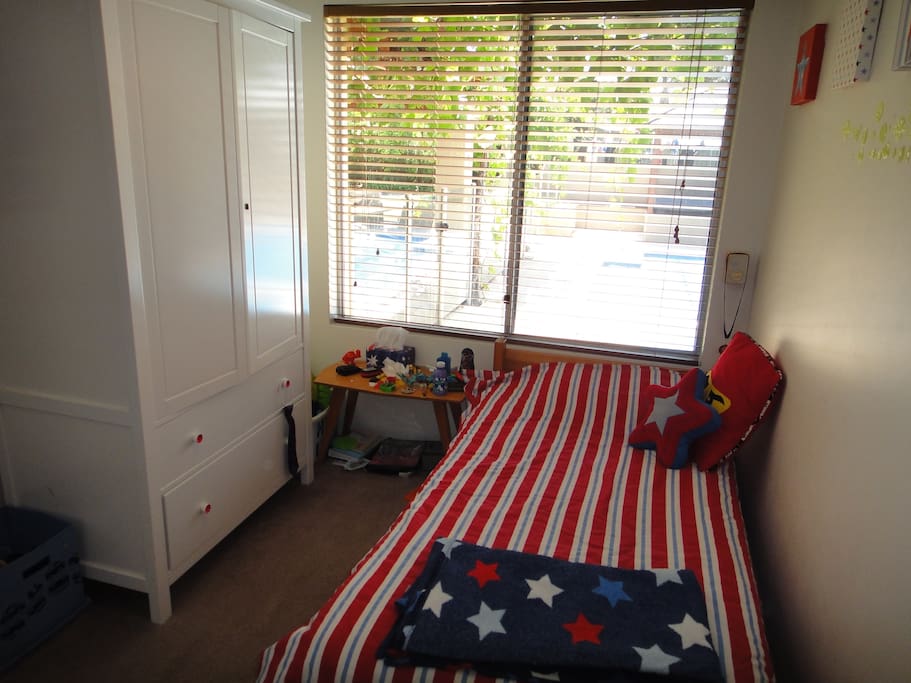 2nd bedroom with single bed