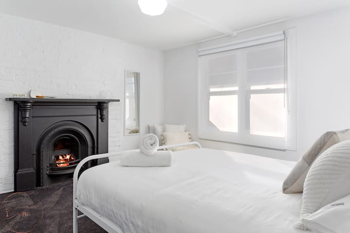 Spálňa s manželskou posteľou