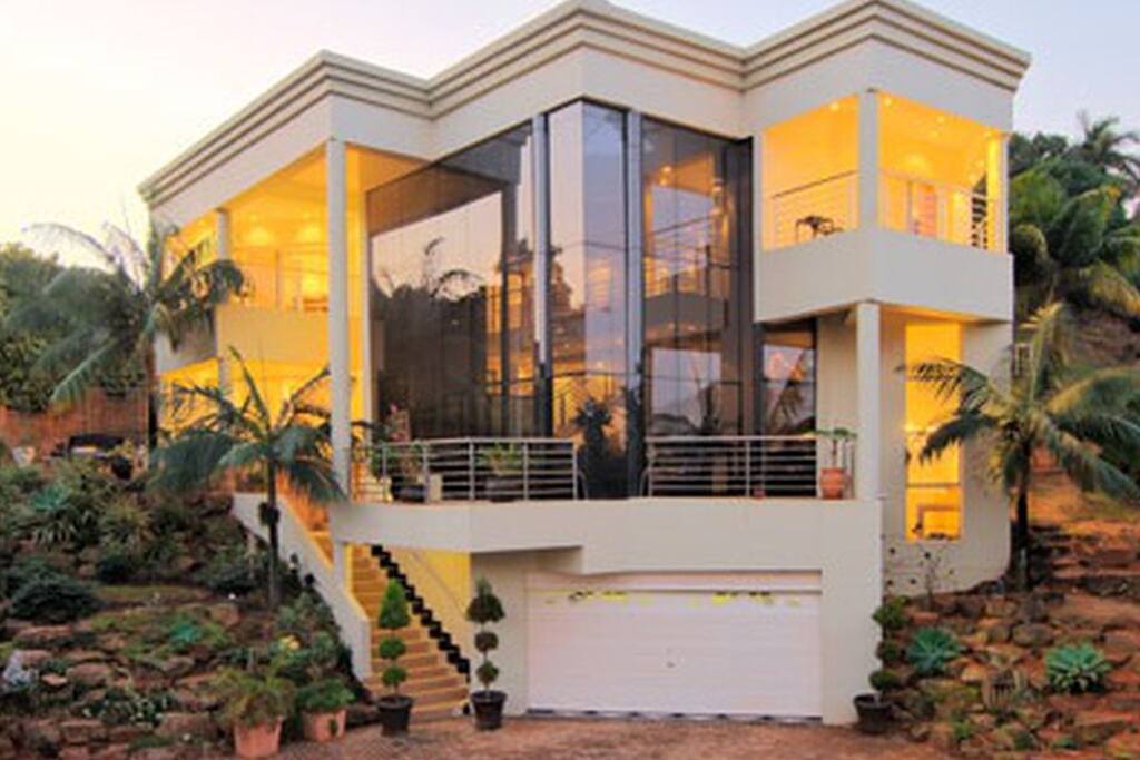 Modern Umhlanga Villa, Ocean Views & Rooftop Pool Villas for Rent in
