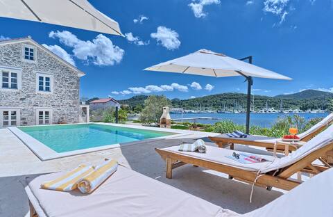 Villa Blue Bay - seaside charm for ten guests