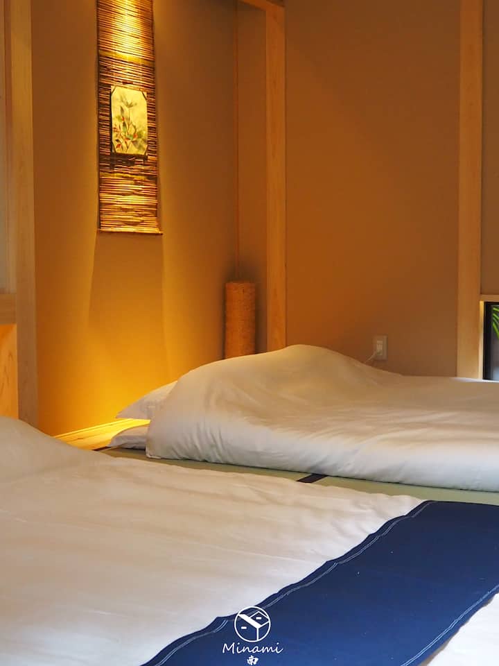 जापानी शैली का बेडरूम: जापानी शैली का टाटामी बेडरूम, हमारे पास डबल बेड टाटामी बेड के 1 -2 सेट हैं, इस कमरे में 4 लोगों को समायोजित कर सकते हैं, बहुत विशाल, बुजुर्गों और बच्चों के लिए उपयुक्त, अधिक सुरक्षित और आरामदायक