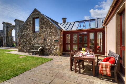 West Lodge - Country charm with enclosed garden