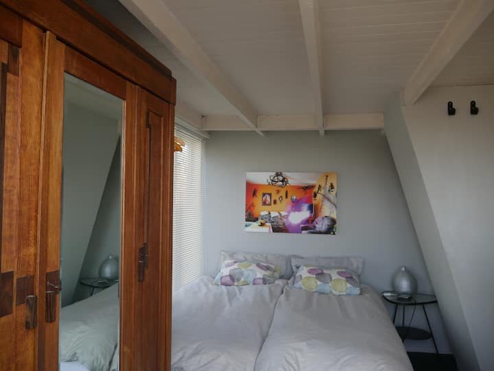 Un dormitorio con cama doble en el primer piso. Con aire acondicionado. 