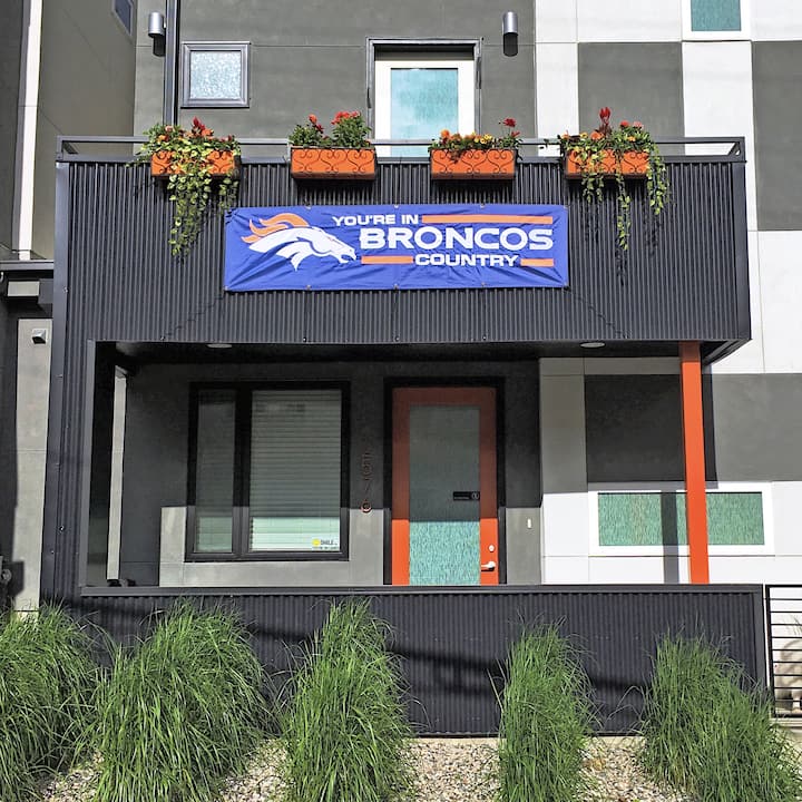Modern Highlands Townhome with Amazing City Views! Townhouses for