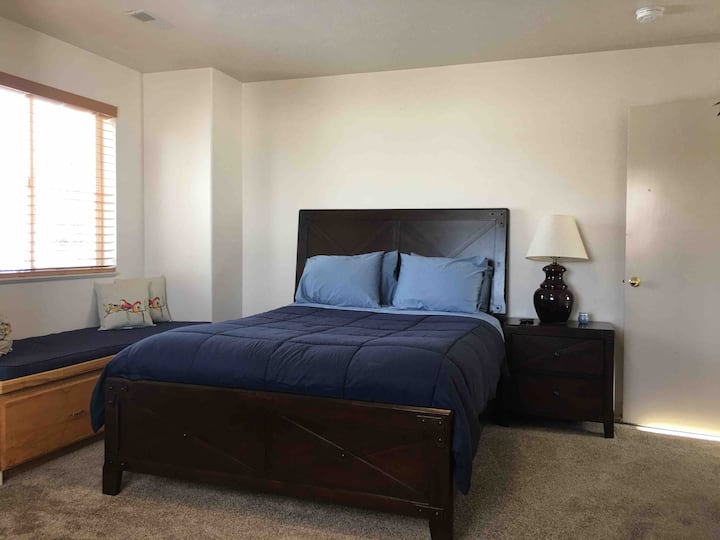 1 ใน 4 ห้องนอนชั้นบน ห้องนอนนี้มีเตียงควีนไซส์ที่สะดวกสบายและวิวที่ยอดเยี่ยม