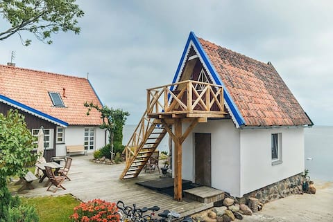 Fishermans house on the lagoon shore/Vila Preiloja