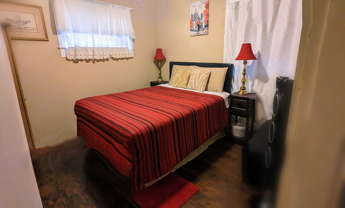 ห้องนอน #2 ห้องน้ำอยู่ระหว่างห้องนอน 1 และ 2 