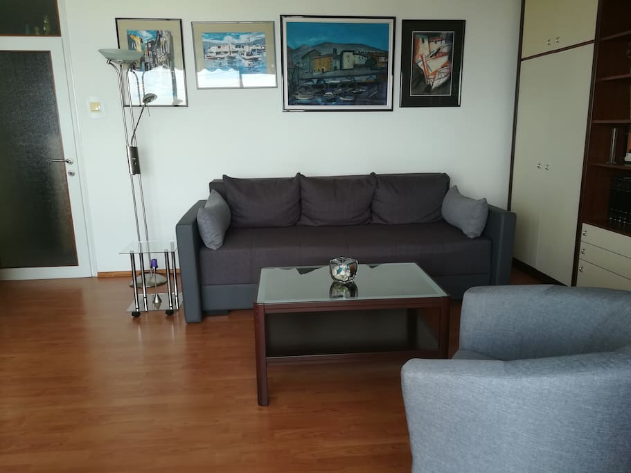 Wohnzimmer mit zwei Schlafplätzen