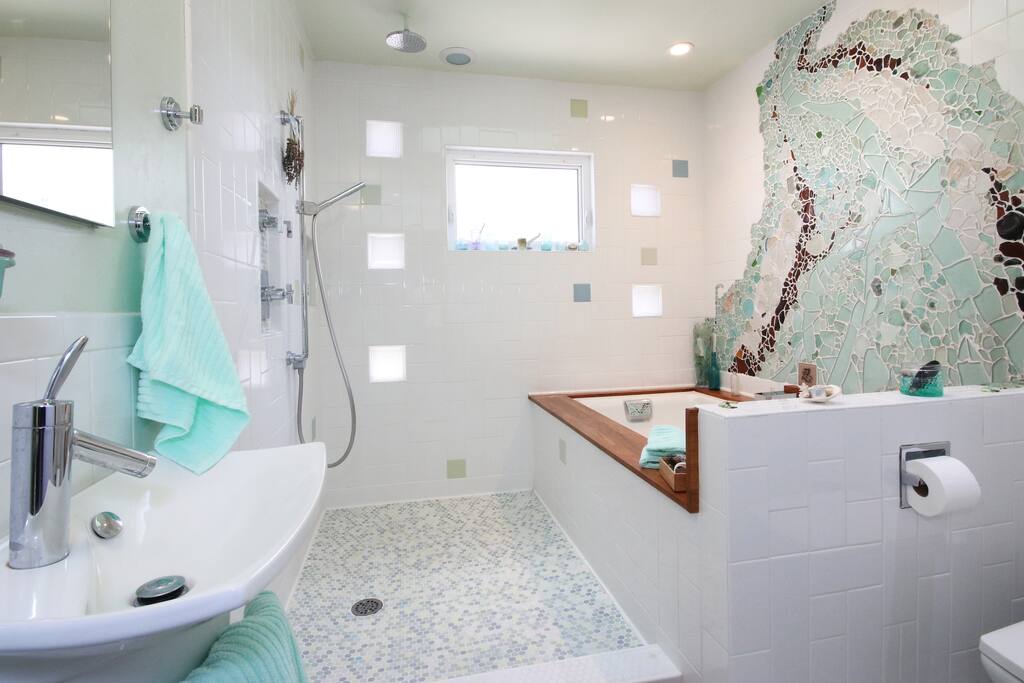 Guest Bath and Soaking Tub
Lavender oil and both salts provided