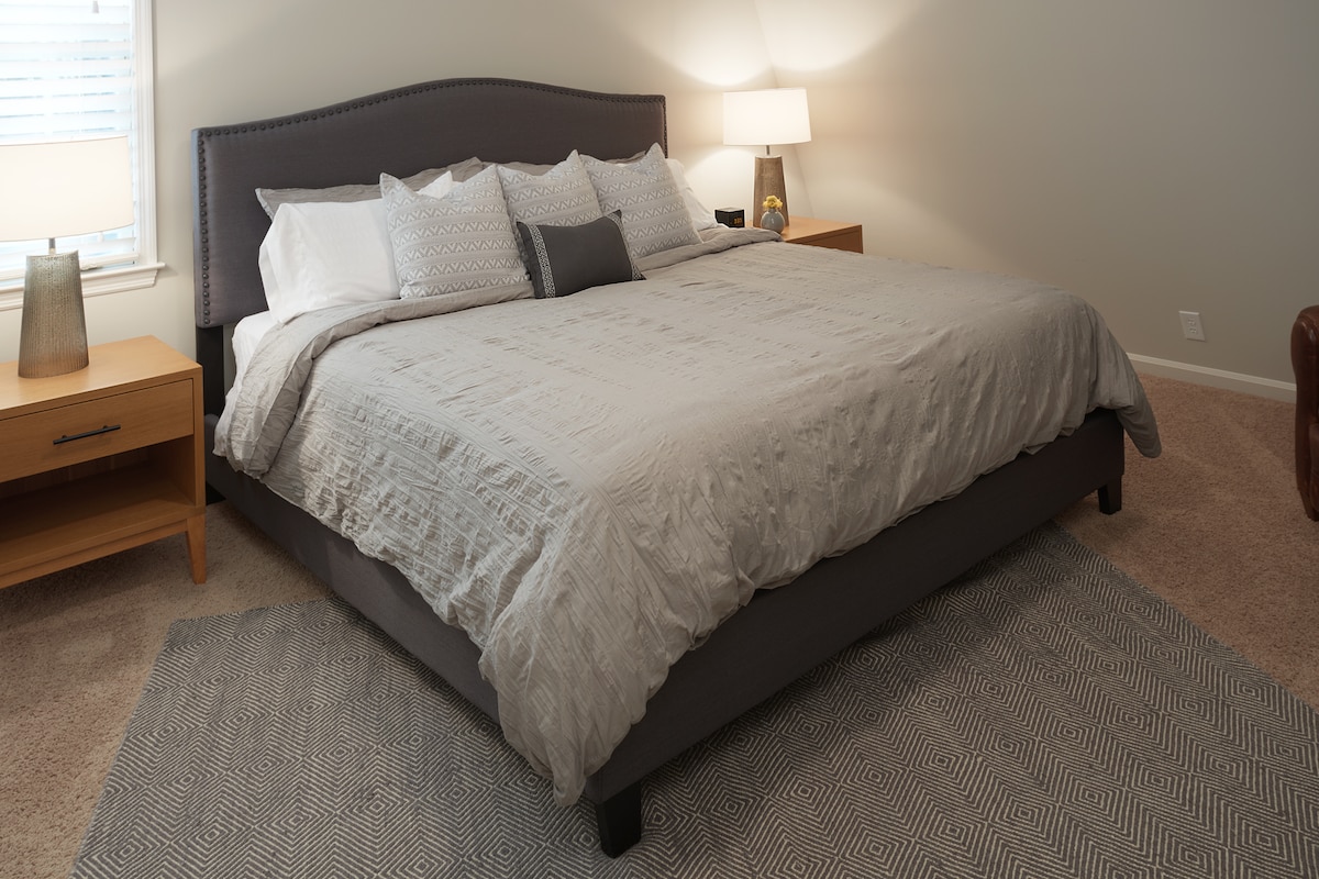 Upstairs King Bedroom w/ HD TV and Walk-in Closet