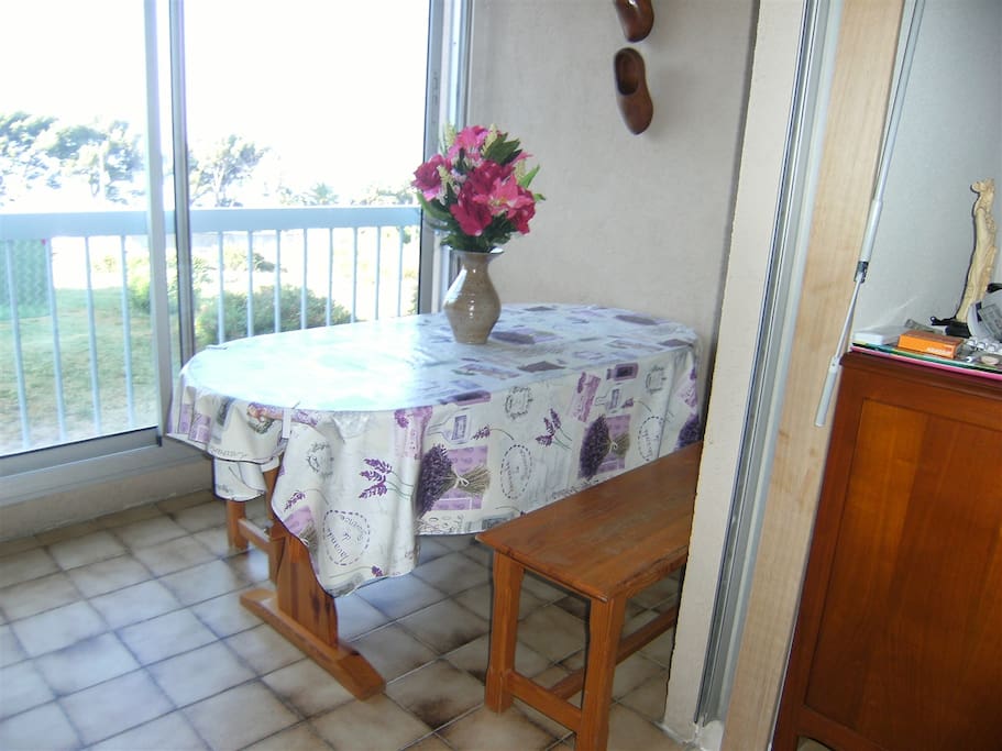 le balcon où l'on prend les repas