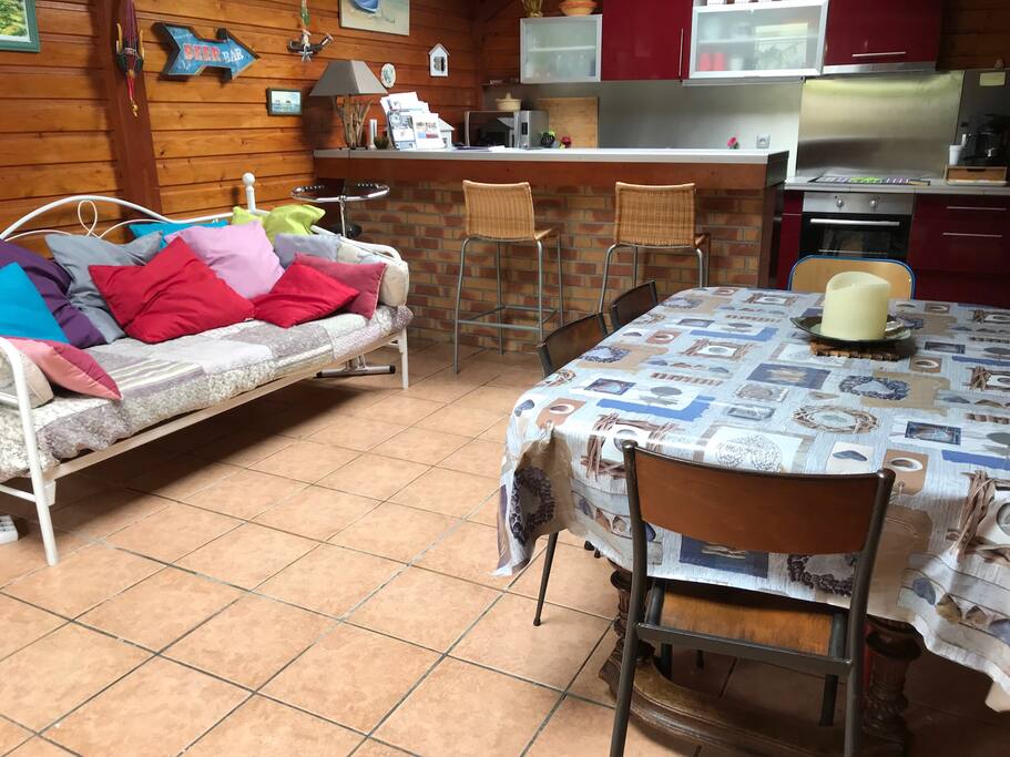 Salle à vivre avec 1 lit d’une place qui sert de canapé en journée