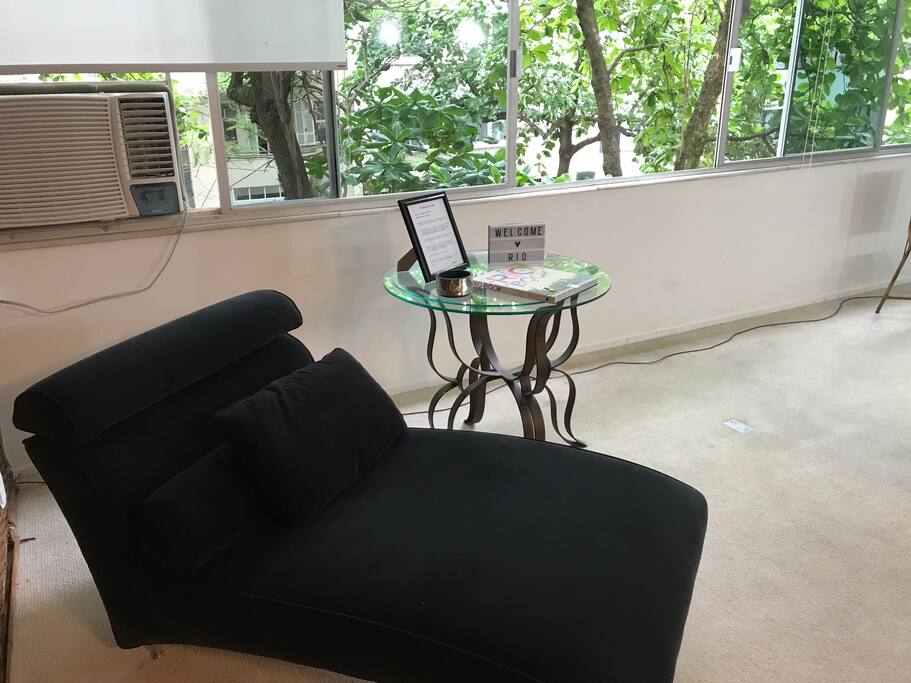 Deliciosa chaise long para relaxar após um incrível dia na Cidade Maravilhosa, acompanhado do cantar dos pássaros.
