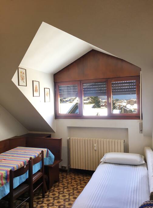 Letto singolo in soggiorno.