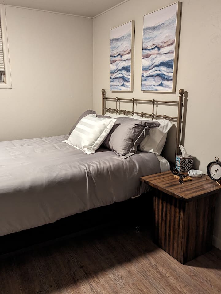 Poshtë shkallëve, krevat dopio "queen" 