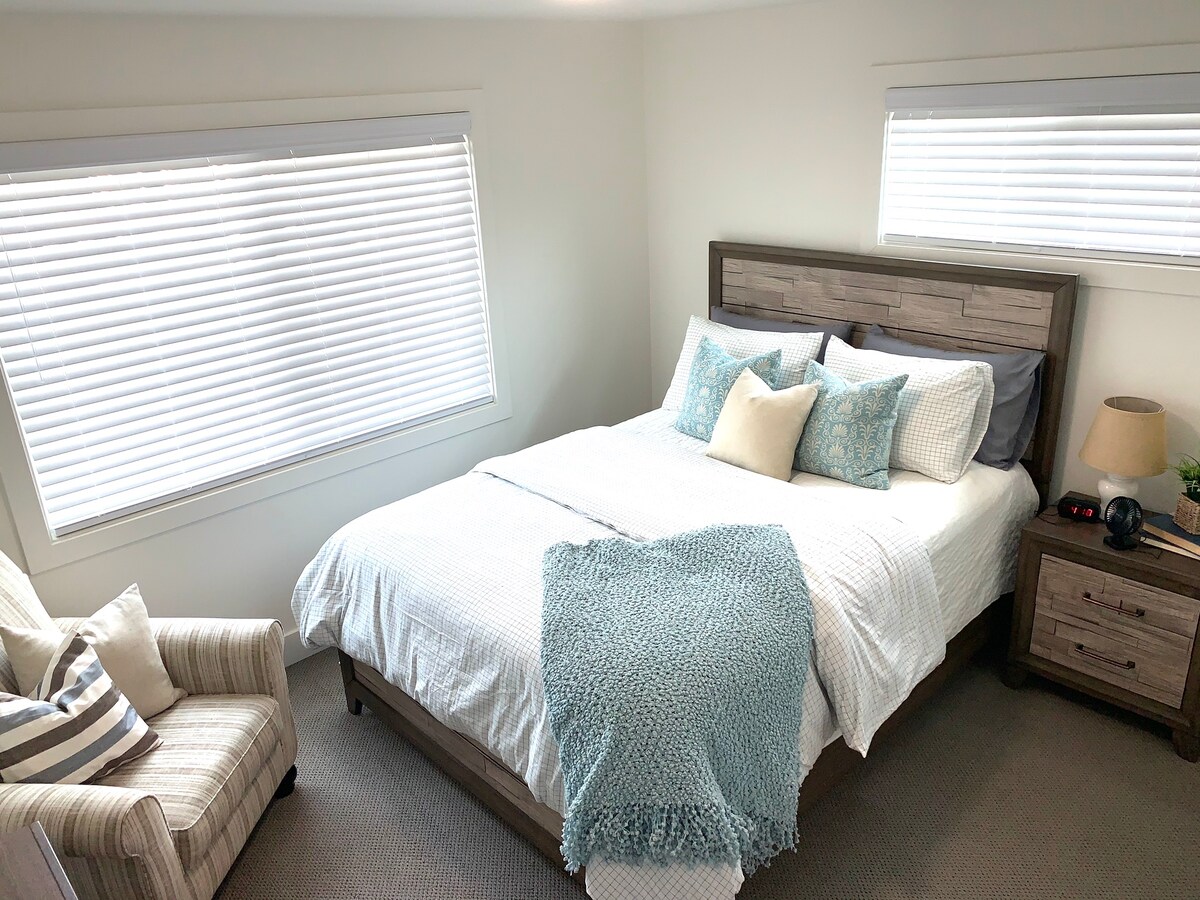 Glavna spavaća soba, madrac visoke kvalitete, dodatni jastuci, ventilator, budilica, TV, prostor za punjenje telefona i stolica za čitanje. 