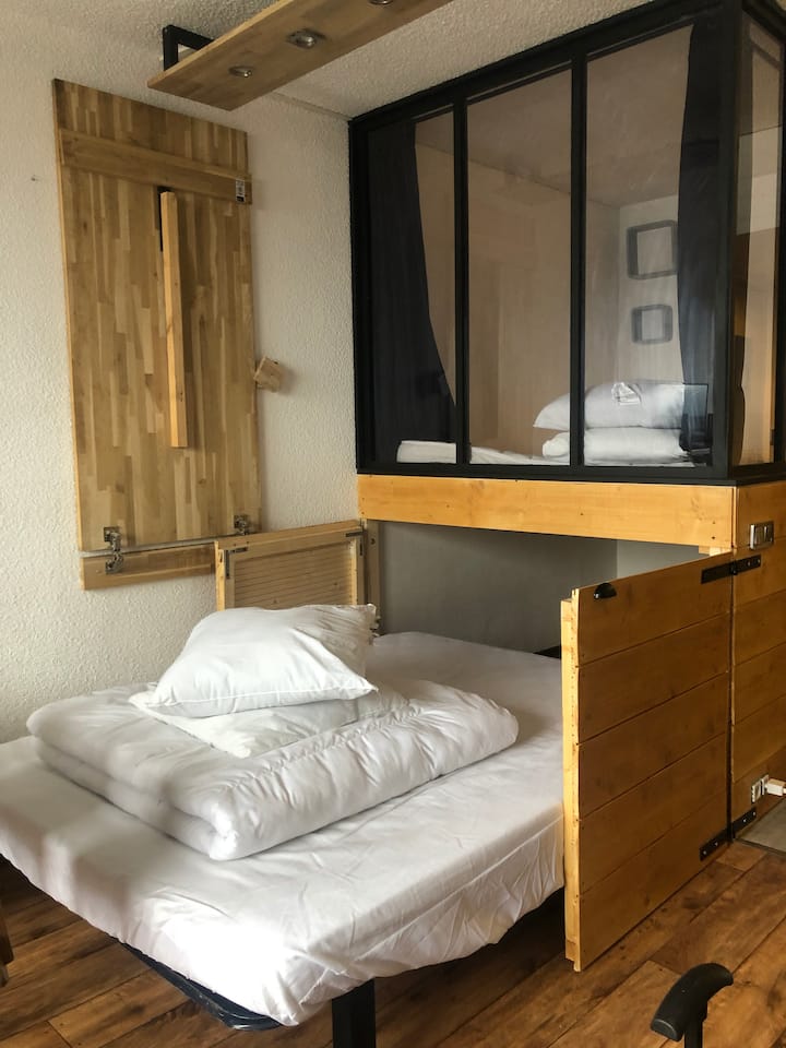 Priestor na spanie ponúka dve skutočné postele v 140, prvé na výšku v baldachýne, druhá sa rozkladá v obývacej izbe po zložení stola. Máte tiež možnosť použiť rozkladaciu pohovku. 