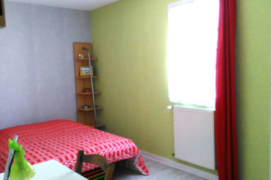 La chambre avec un bureau, un grand placard à portes coulissantes ...