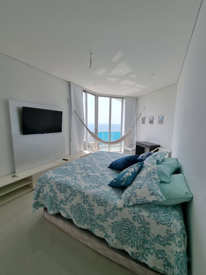 เตียงคิงไซส์หลักของอัลโคบาระเบียงพร้อมวิวมหาสมุทรที่งดงาม