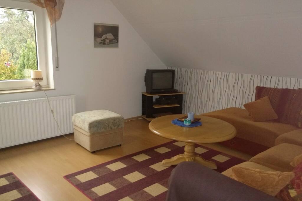 Wohnzimmer mit Blick ins Grüne