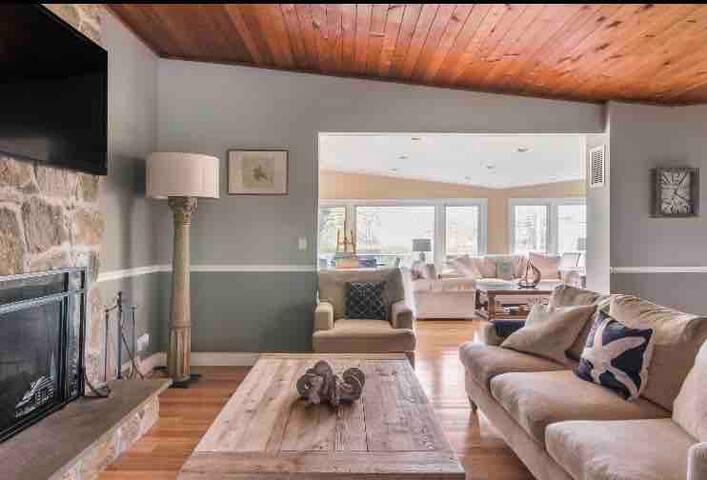 Ocean Road Residence – Walk to Ocean! gallery image 5