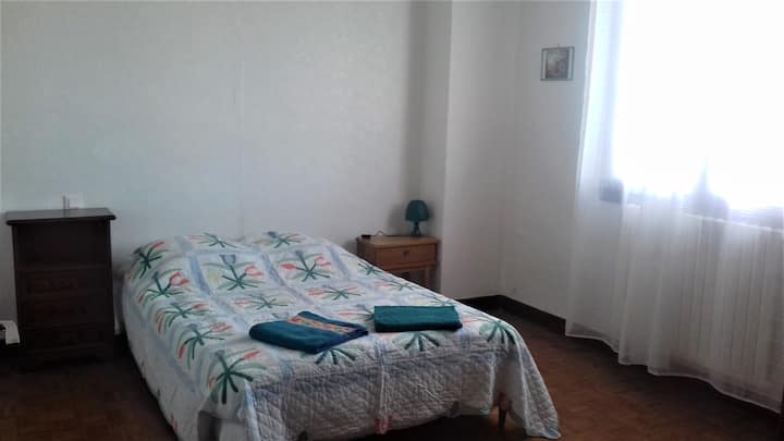 1. spavaća soba, bračni krevet, noćni ormarići, garderober