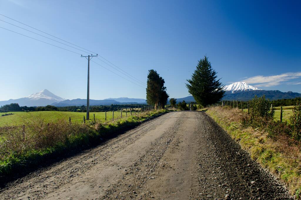 Camino a la cabaña y la vista del volcán Osorno y volcán calbuco
