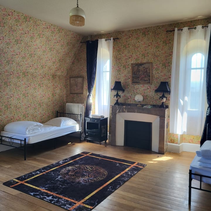 غرفة نوم مع غرفتين فرديتين وحمام واحد (حوض استحمام).