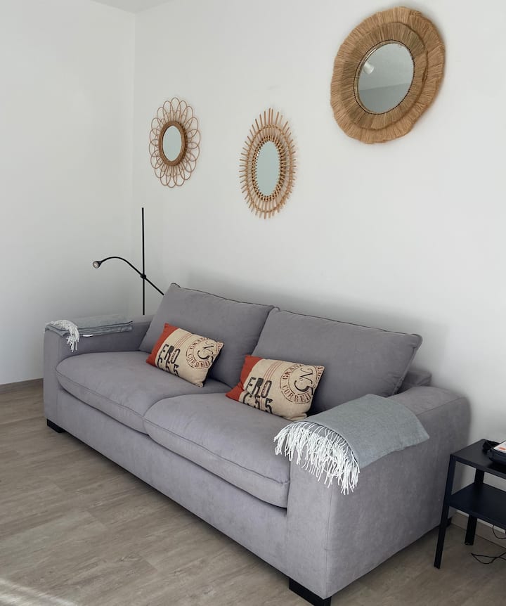 הספה הנפתחת בסלון 