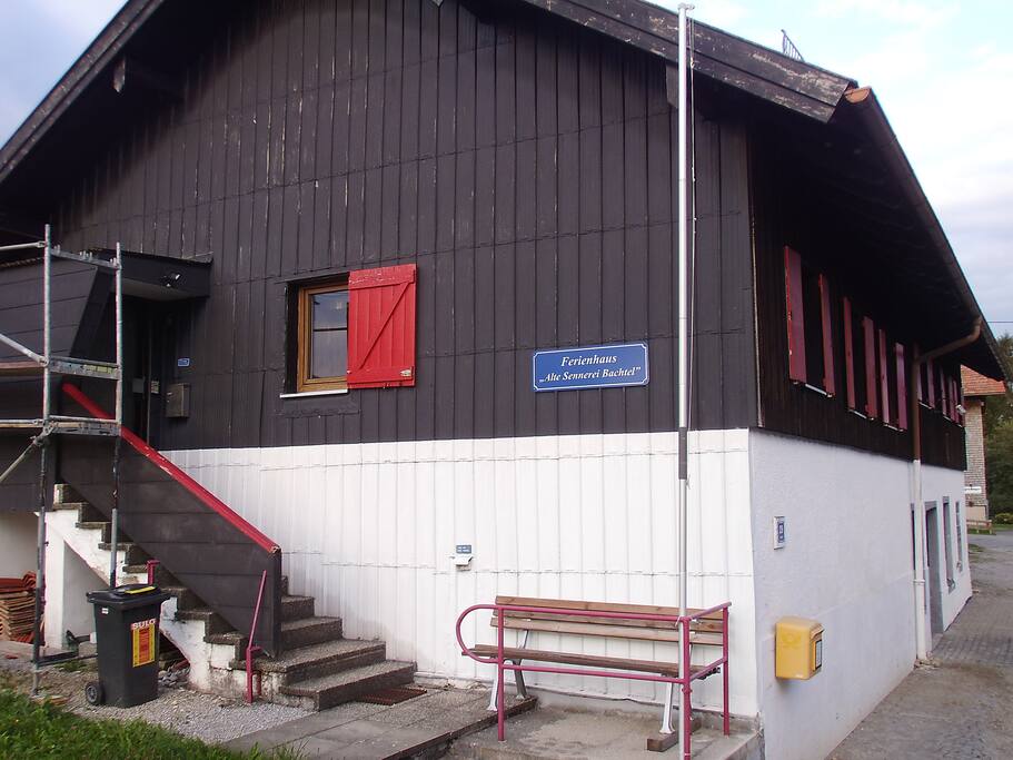 Unser Ferienhaus mit Treppenaufgang zur Haustüre