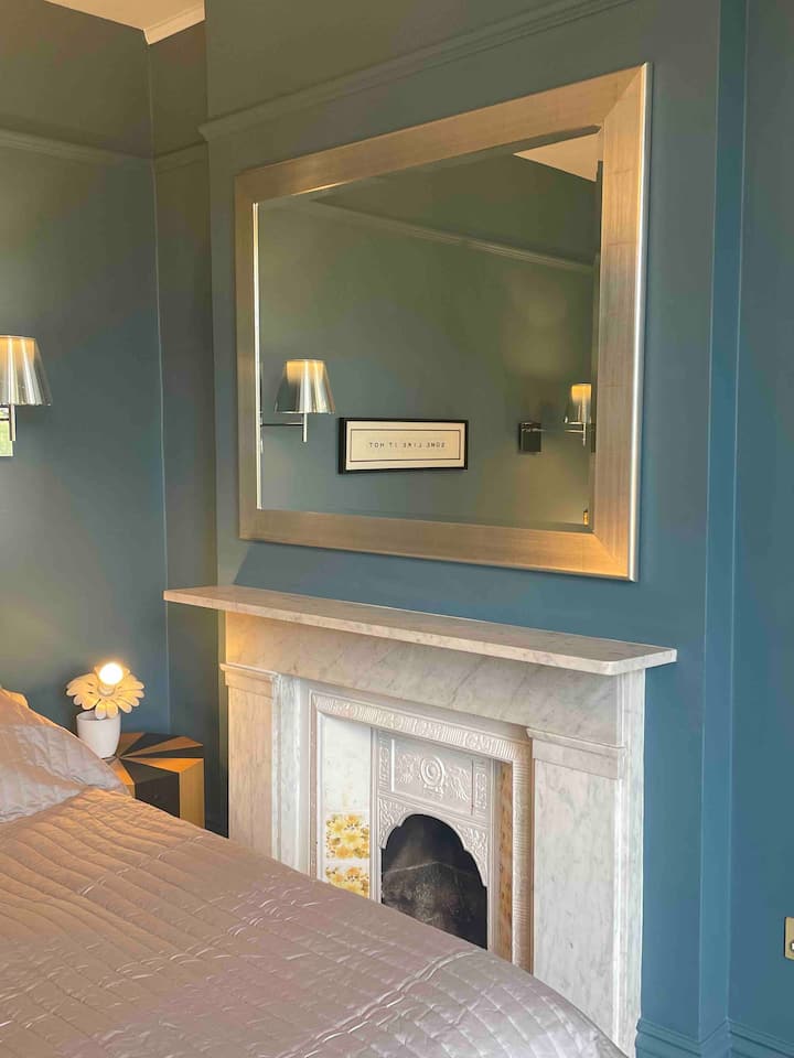 Okrasný krb s hlavnou spálňou (originálny)