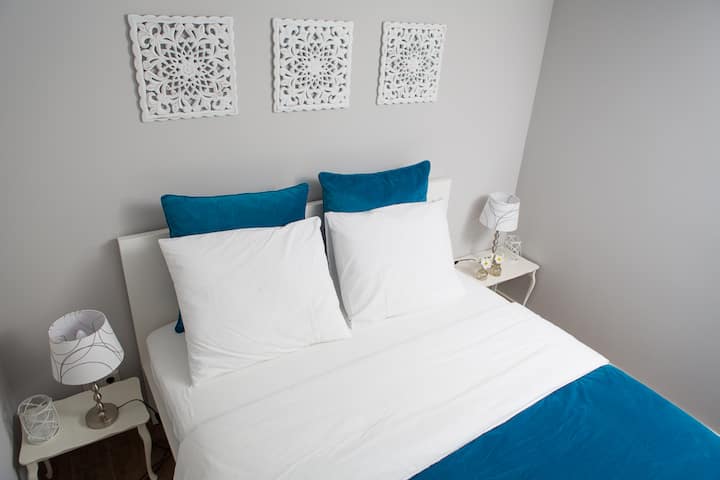 Dit is de hoofdslaapkamer. Er is ook een ophang-/kast voor je kleding aanwezig.