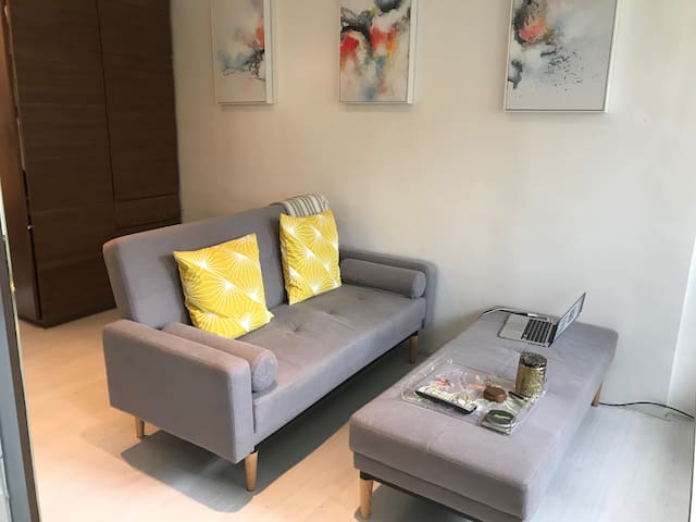 2 min from Central Escalators, Modern Jr 1 Bedroom