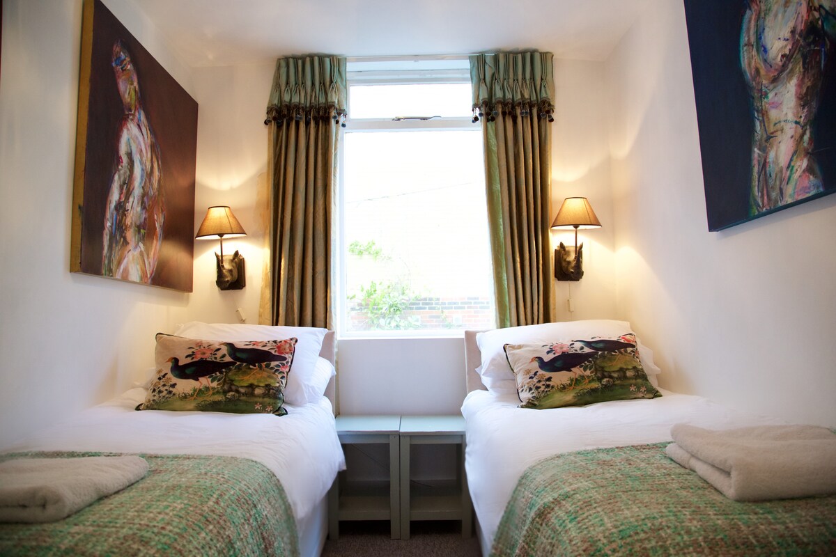 חדר שינה 4 מיטות זוגיות או טווין בגודל קינג סייז 