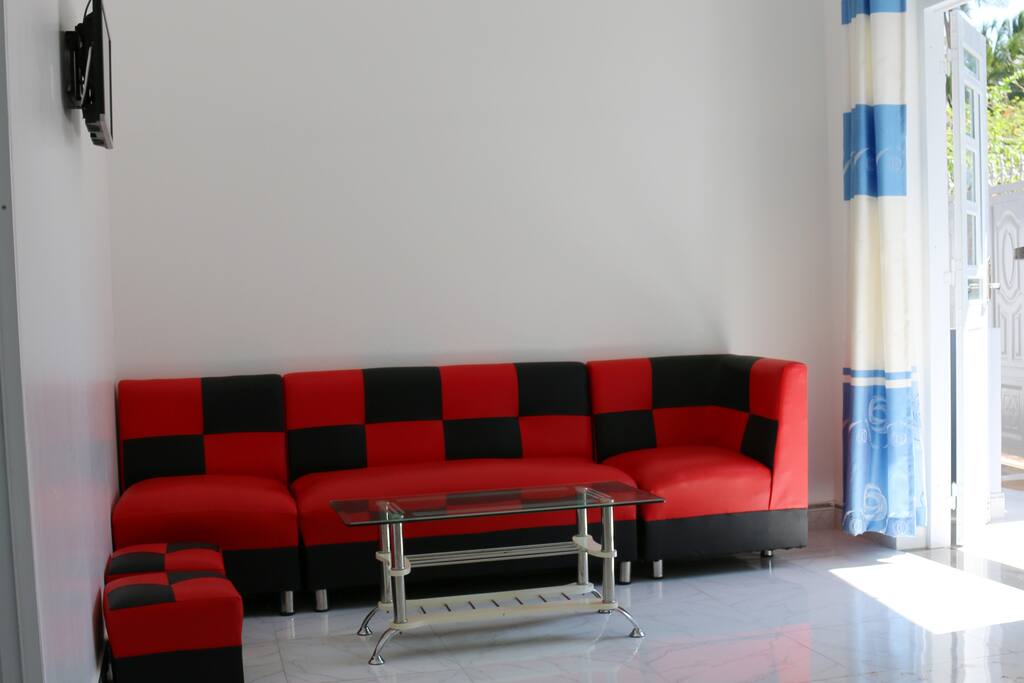 Lounge area with Flatscreen TV and cable channels such NAtional Geographic, HBO, Discovery, BBC and heaps more