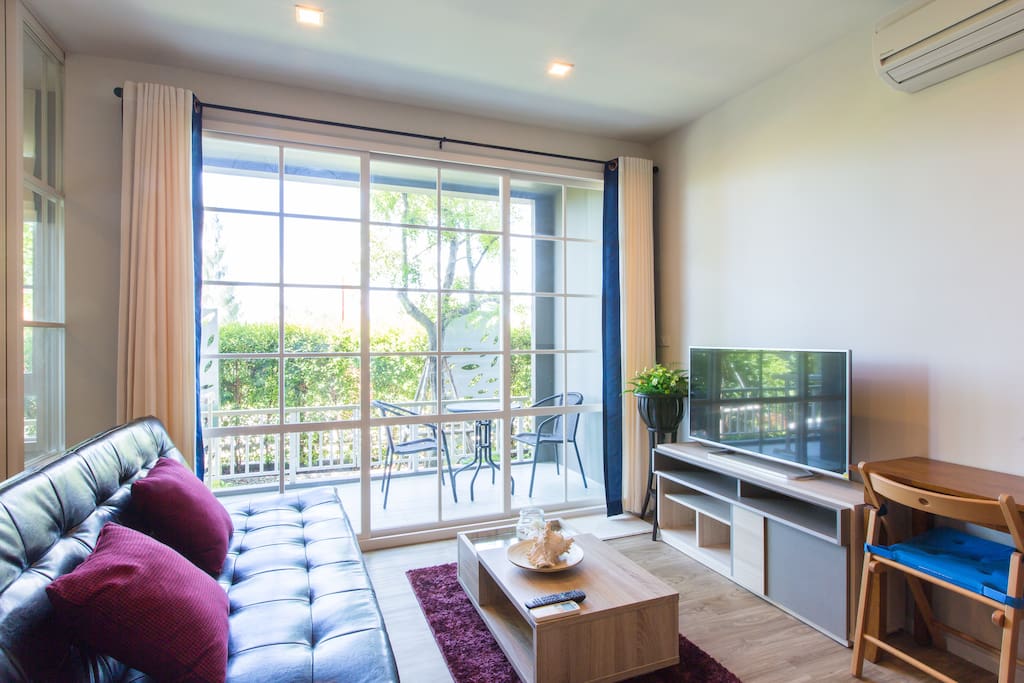 Enjoy yourself with my Smart TV. It features premium entertainment and world class sports. In English of course!