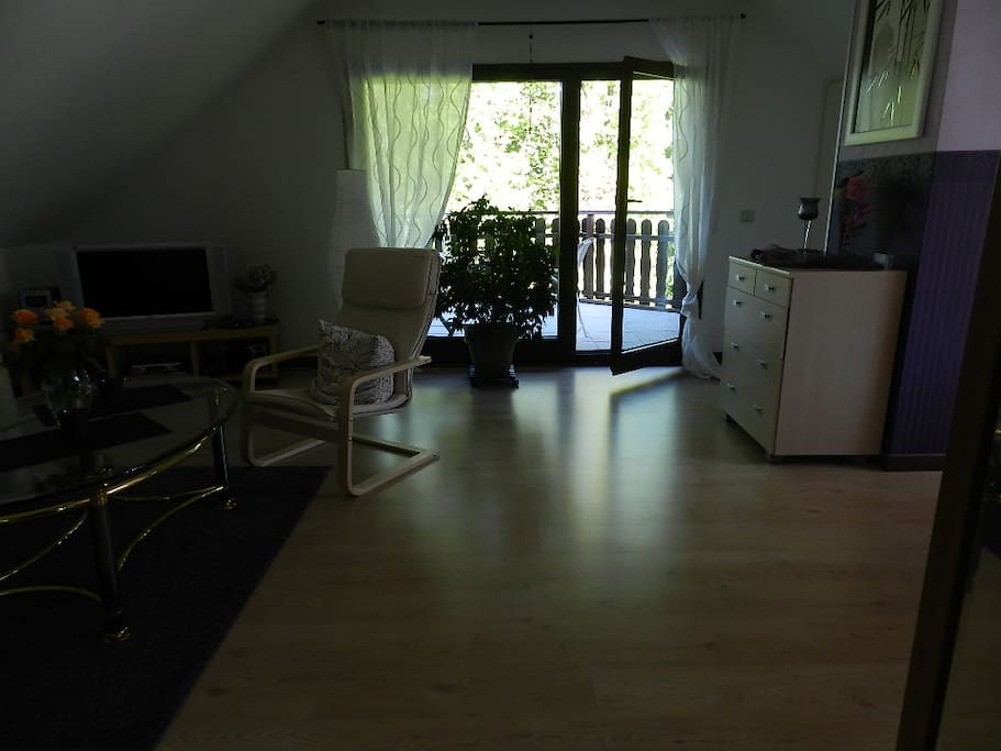Wohnzimmer mit Blick ins Grüne