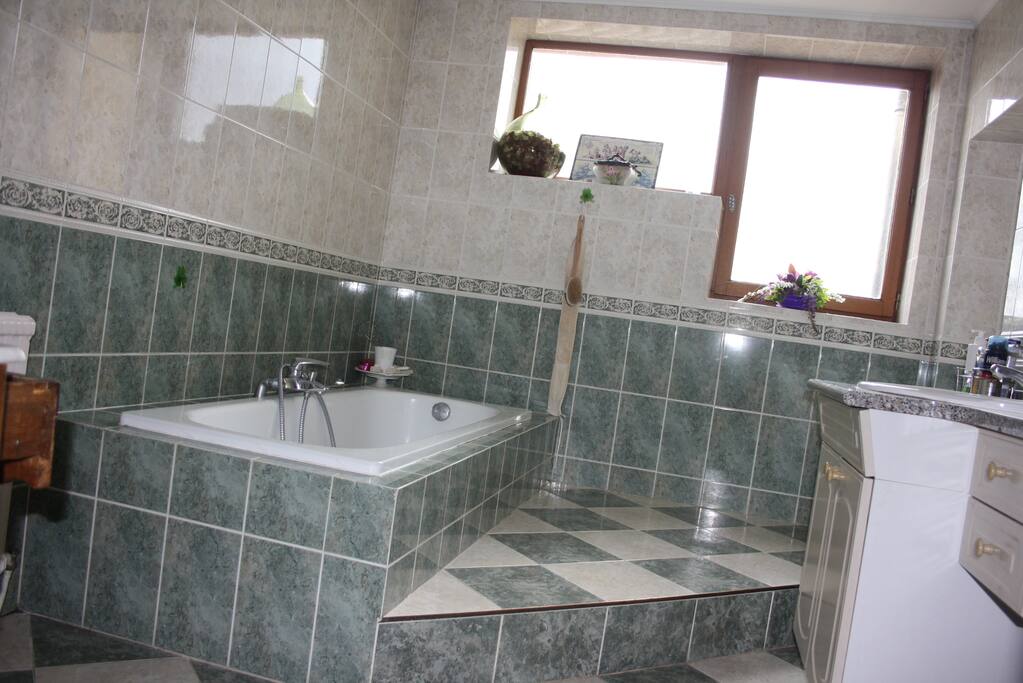 La salle de bain, et sa vue sur les Monts du Lyonnais.