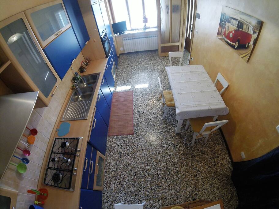 ampia cucina colorata