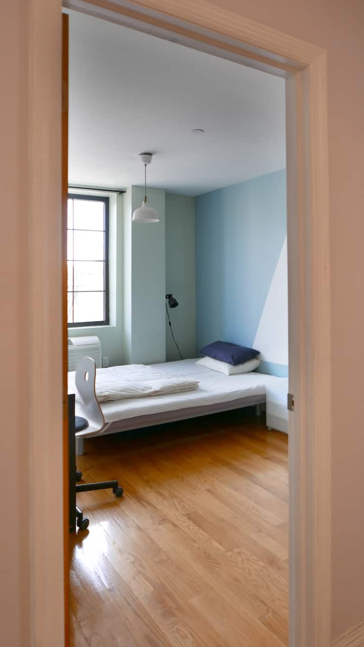 חדר שינה עם ספה נפתחת לשניים.
