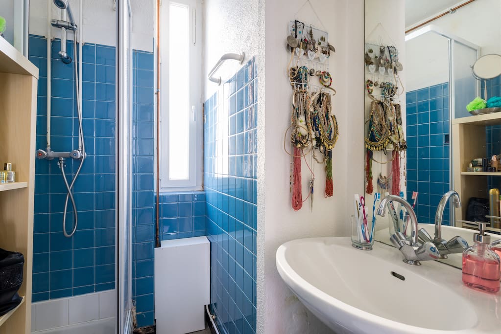 Salle de bain avec douche et lavabo