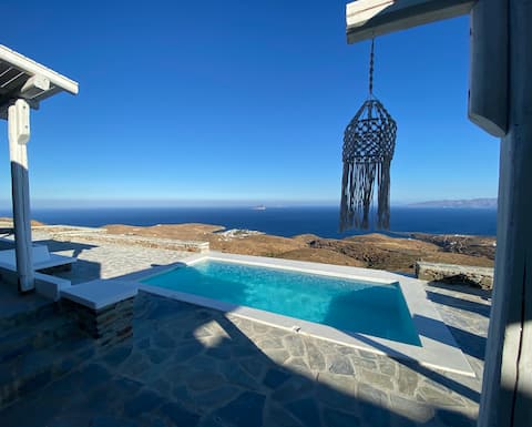 Villa with infinity pool and exceptional sea view