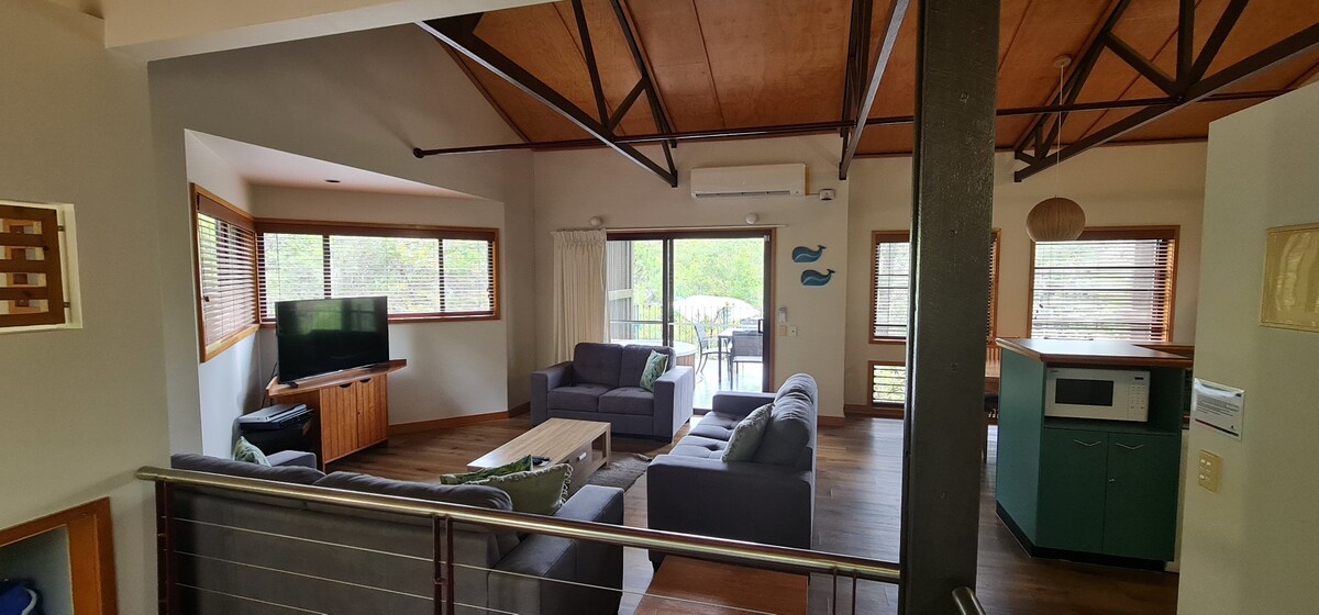 Smart TV, DVD dhe Foxtel janë në dispozicion
Porta e sigurisë për fëmijët është gjithashtu e pozicionuar në krye të shkallëve