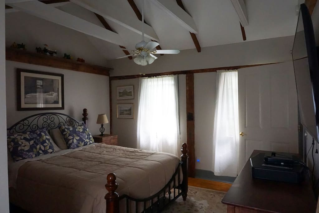 Comfortable bedroom. Separate sleeping area with twin bed.
